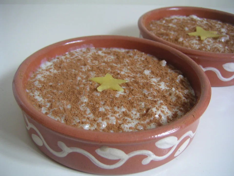 Creamy Spanish arroz con leche with an even cinnamon dusting