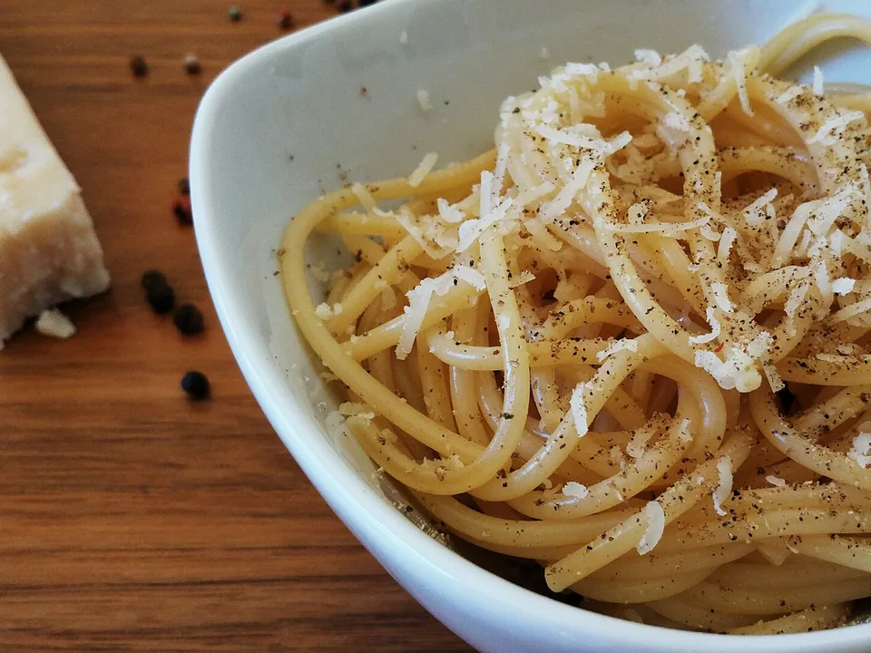Cacio e pepe with glossy Pecorino sauce and coarse black pepper