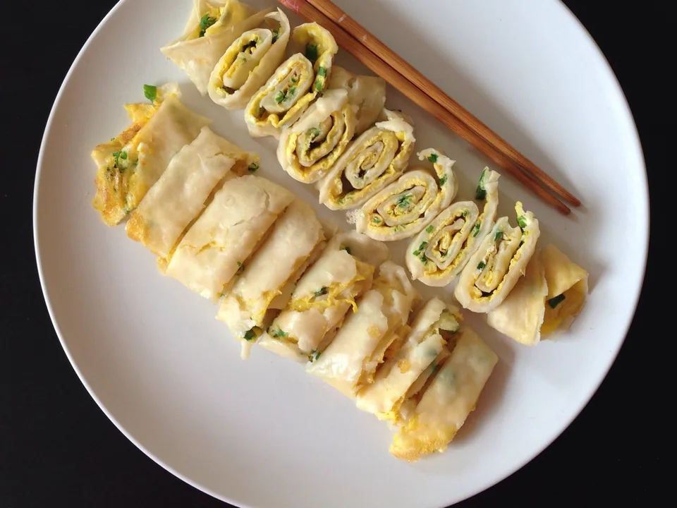 Sliced rolled Taiwanese dan bing with scallions and soy paste