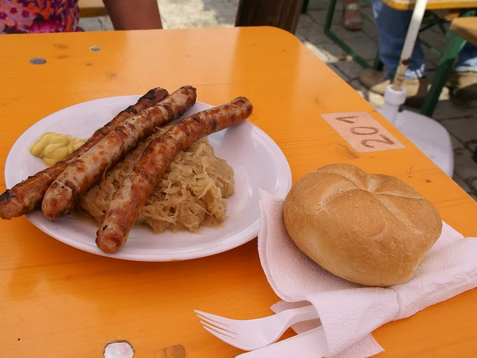 Small browned Nuremberg sausages with sauerkraut and German mustard