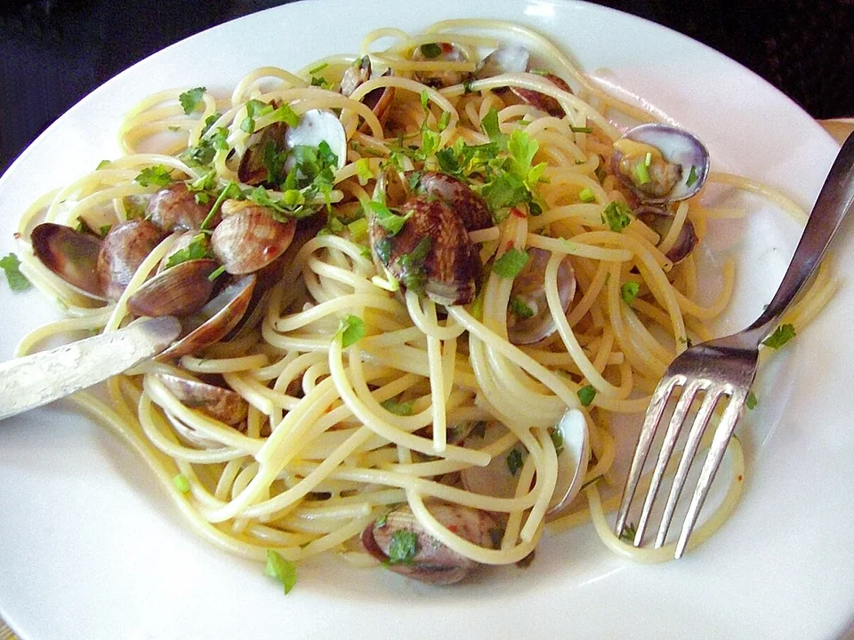 Spaghetti alle vongole with open clams, garlic and parsley