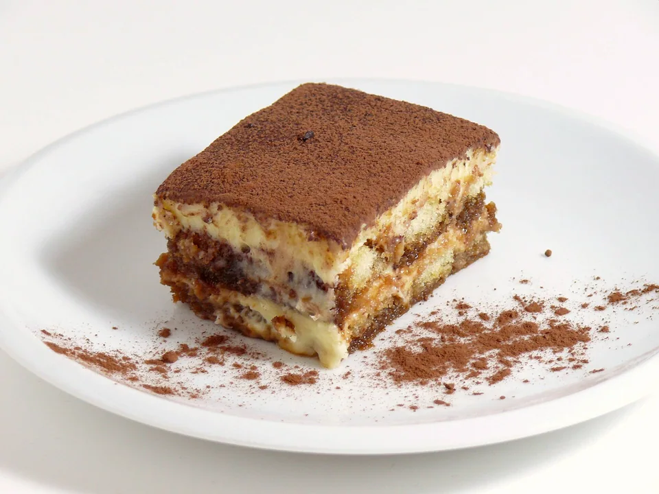 Tiramisù square with coffee-soaked layers, mascarpone cream and cocoa top