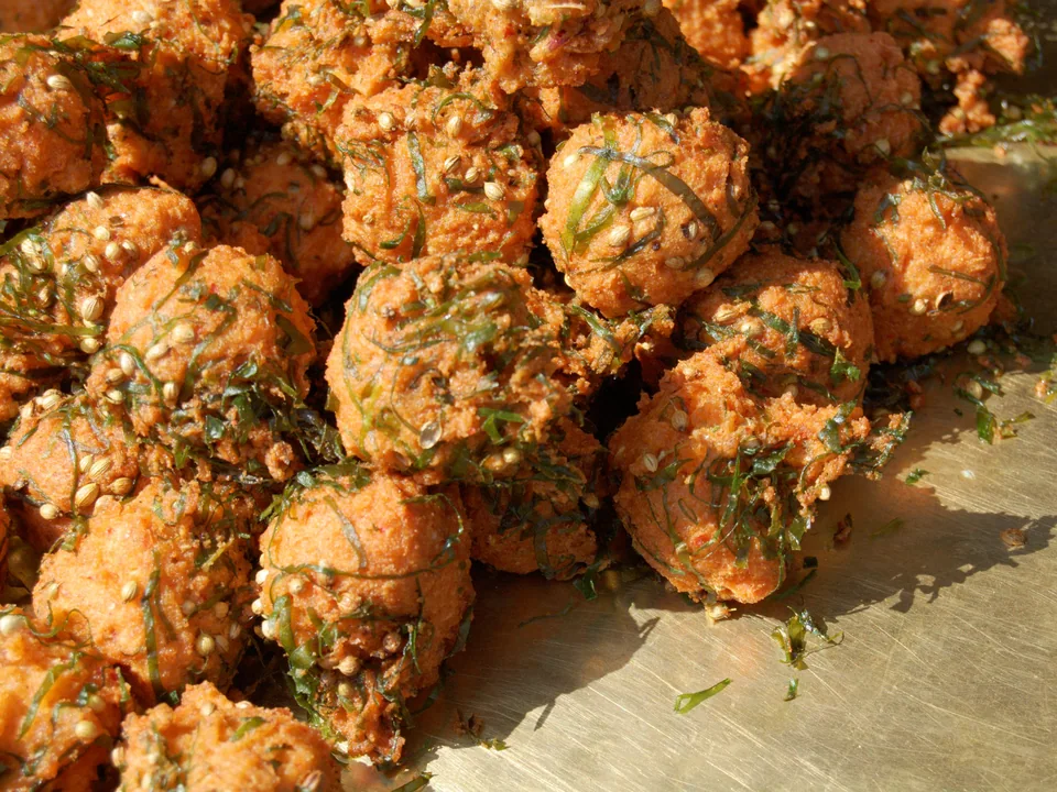 Craggy mixed vegetable pakora with visible onion, cabbage, carrot, spinach, and potato edges